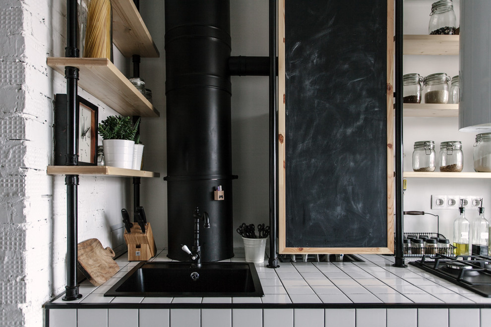 Modelo de cocina lineal urbana pequeña abierta con fregadero bajoencimera, encimera de azulejos y suelo blanco