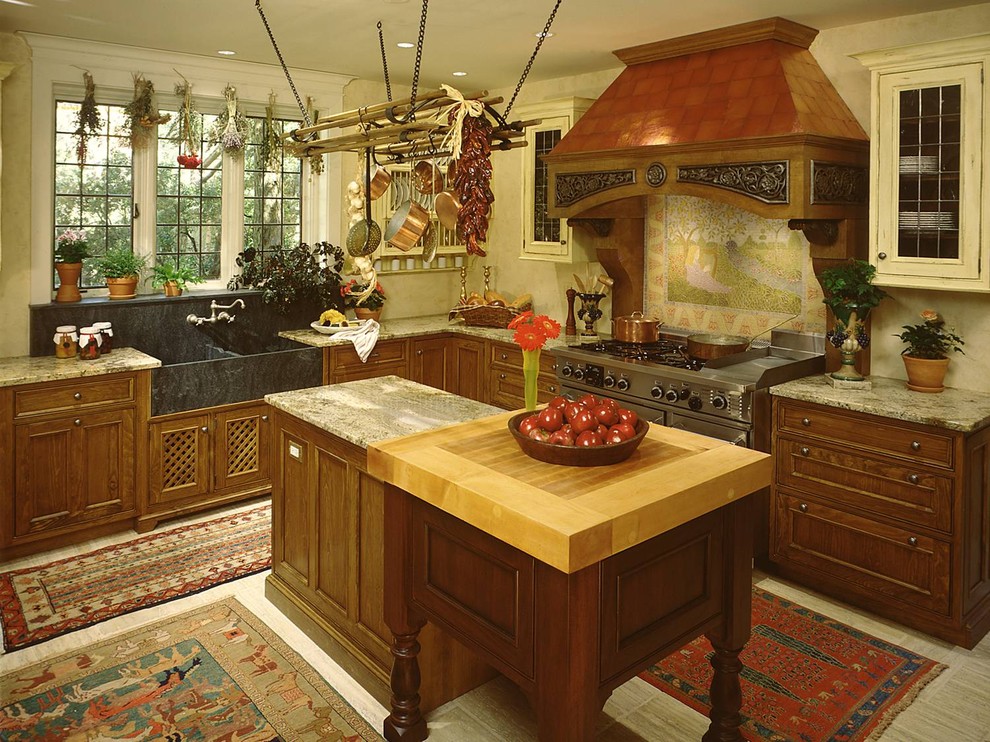 Rustikale Küche mit Küchengeräten aus Edelstahl, Landhausspüle, Arbeitsplatte aus Holz und Mauersteinen in New York