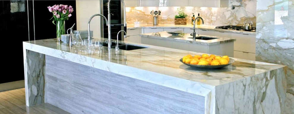 Réalisation d'une cuisine minimaliste avec plan de travail en marbre, une crédence en dalle de pierre et un sol en marbre.