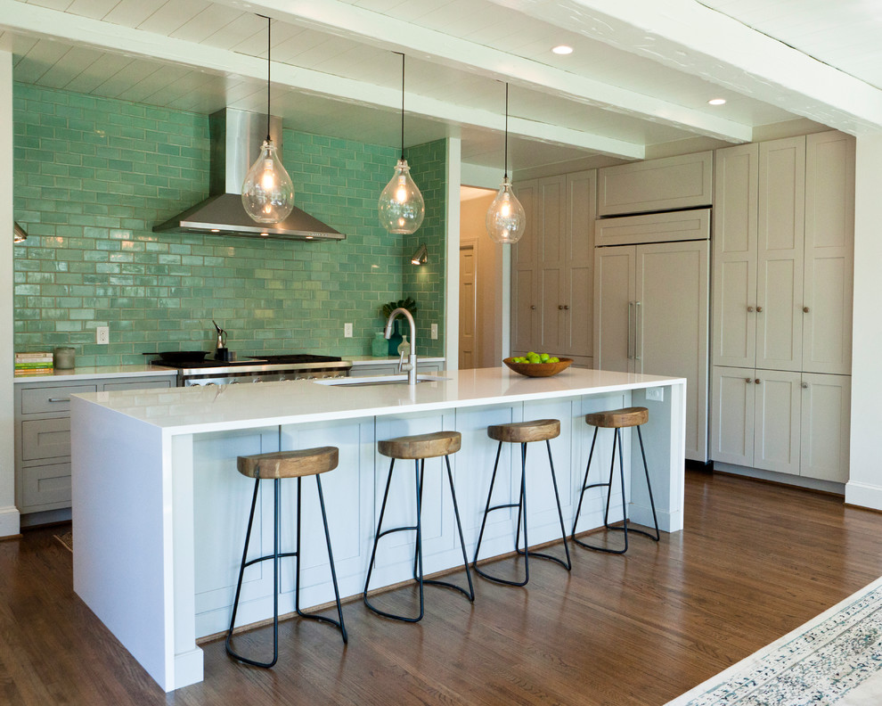 シャーロットにあるトランジショナルスタイルのおしゃれなキッチン (インセット扉のキャビネット、白いキャビネット、緑のキッチンパネル、シルバーの調理設備) の写真