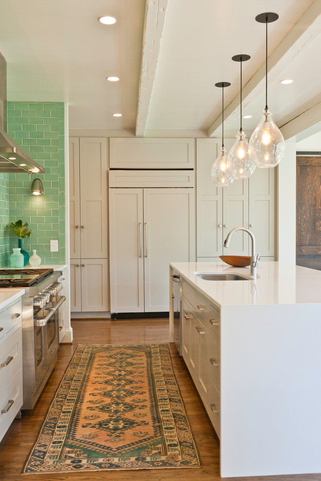 Klassische Küche mit weißen Schränken, Küchenrückwand in Grün, Küchengeräten aus Edelstahl und Kücheninsel in Charlotte