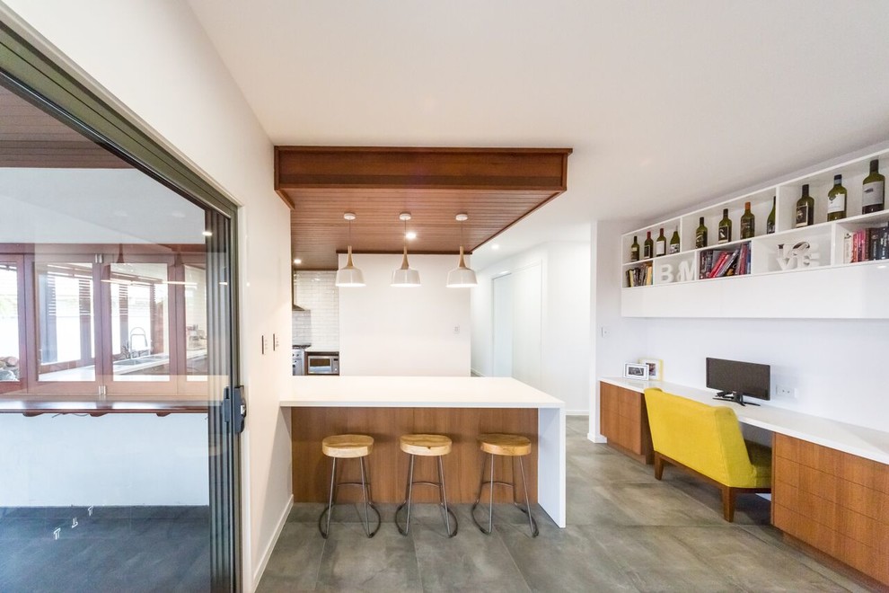 Mittelgroße Moderne Küche mit Küchenrückwand in Weiß, Rückwand aus Keramikfliesen und Küchengeräten aus Edelstahl in Brisbane