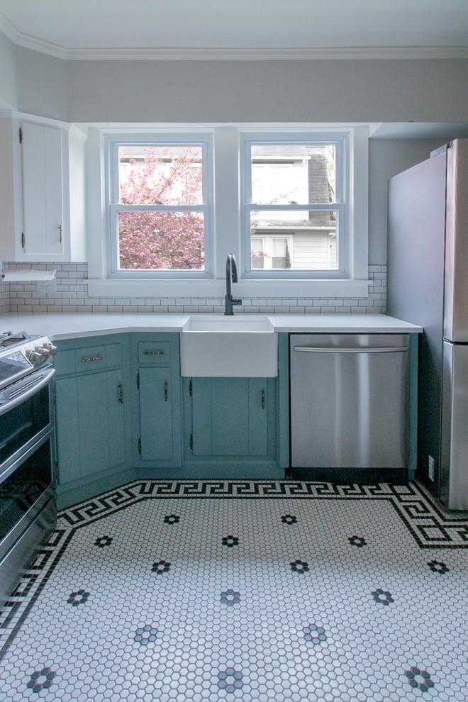 Bild på ett litet lantligt vit vitt kök, med en rustik diskho, turkosa skåp, bänkskiva i kvartsit, vitt stänkskydd, stänkskydd i tunnelbanekakel, rostfria vitvaror, klinkergolv i porslin och vitt golv