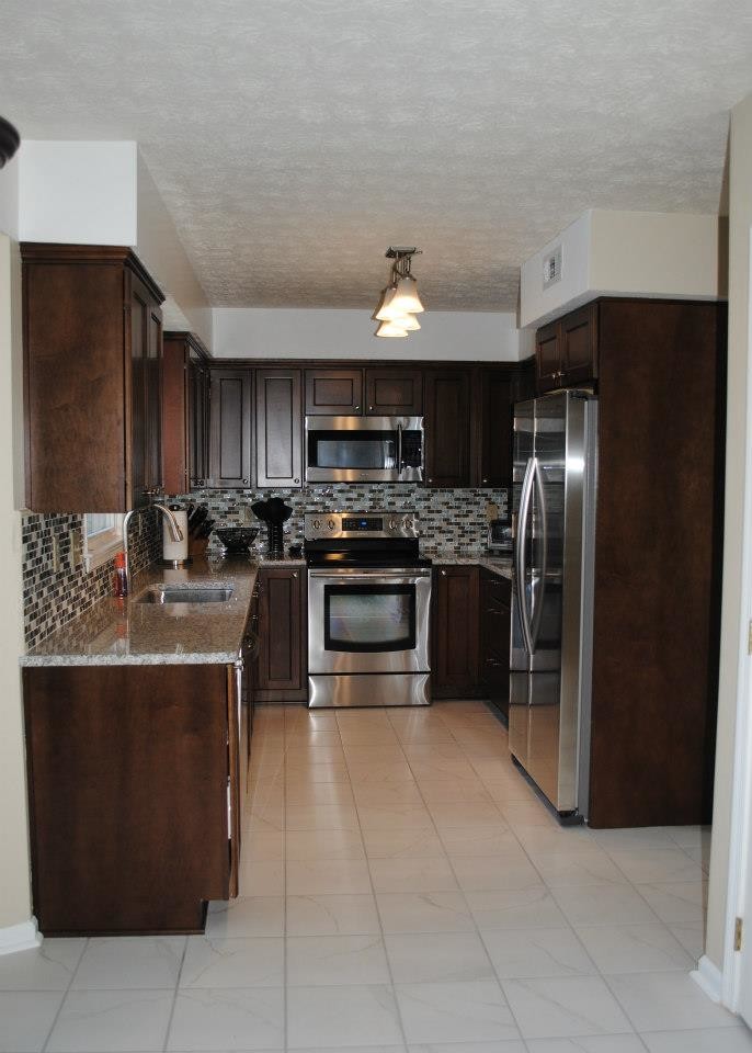 Maple Briarwood with Black Glaze Traditional Kitchen