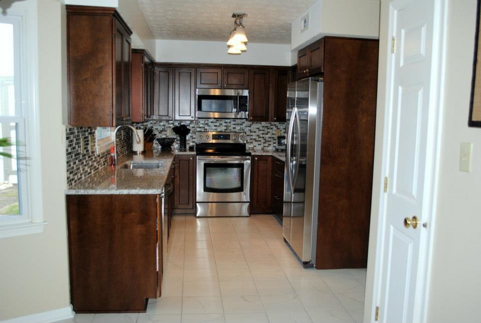 Maple Briarwood with Black Glaze, Luna Pearl Granite