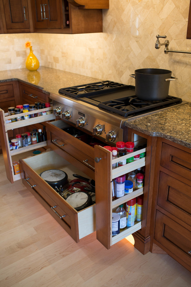 Exempel på ett mellanstort amerikanskt kök, med en rustik diskho, luckor med profilerade fronter, skåp i mellenmörkt trä, bänkskiva i kvarts, beige stänkskydd, stänkskydd i porslinskakel, rostfria vitvaror, mellanmörkt trägolv och en köksö