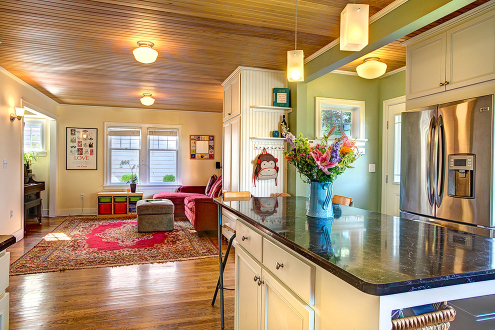 Design ideas for a traditional kitchen in Seattle.