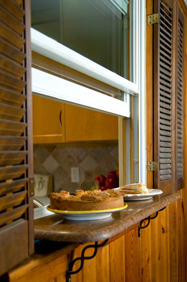 Exempel på ett litet kök, med en undermonterad diskho, luckor med infälld panel, skåp i ljust trä, granitbänkskiva, flerfärgad stänkskydd, stänkskydd i keramik, vita vitvaror och linoleumgolv