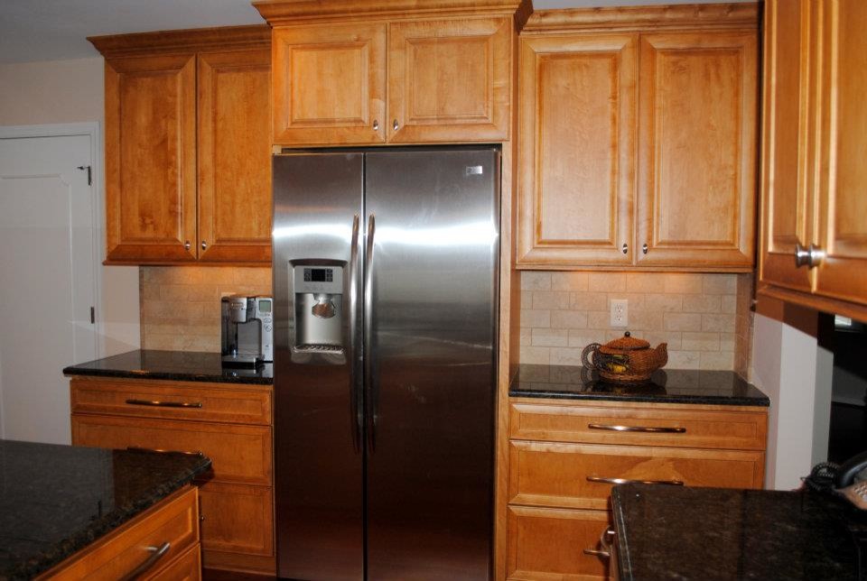 Maple Prescott Butterscotch Peacock Granite, Tile Backsplash