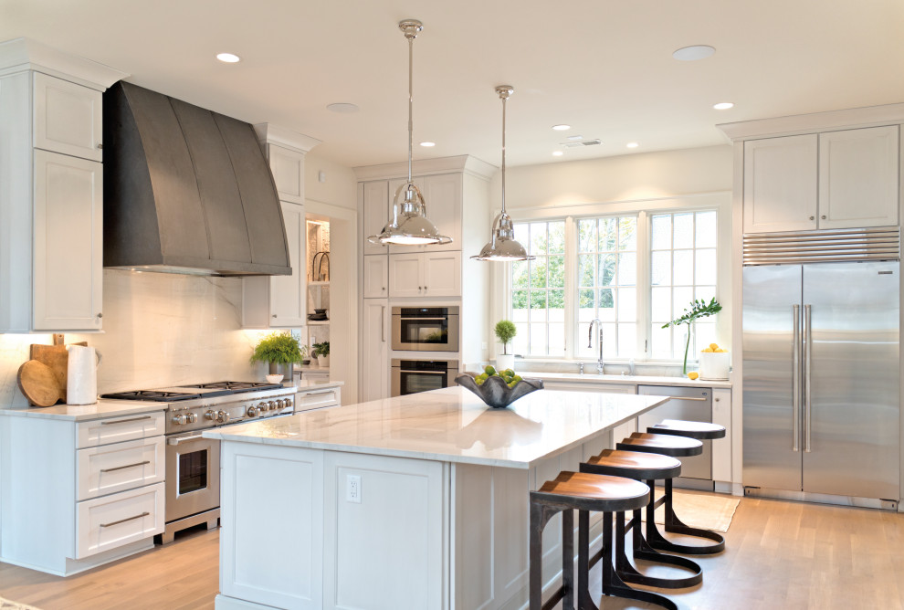 Mid-sized transitional l-shaped light wood floor eat-in kitchen photo in Other with an undermount sink, shaker cabinets, white cabinets, quartzite countertops, white backsplash, stone tile backsplash, an island and white countertops