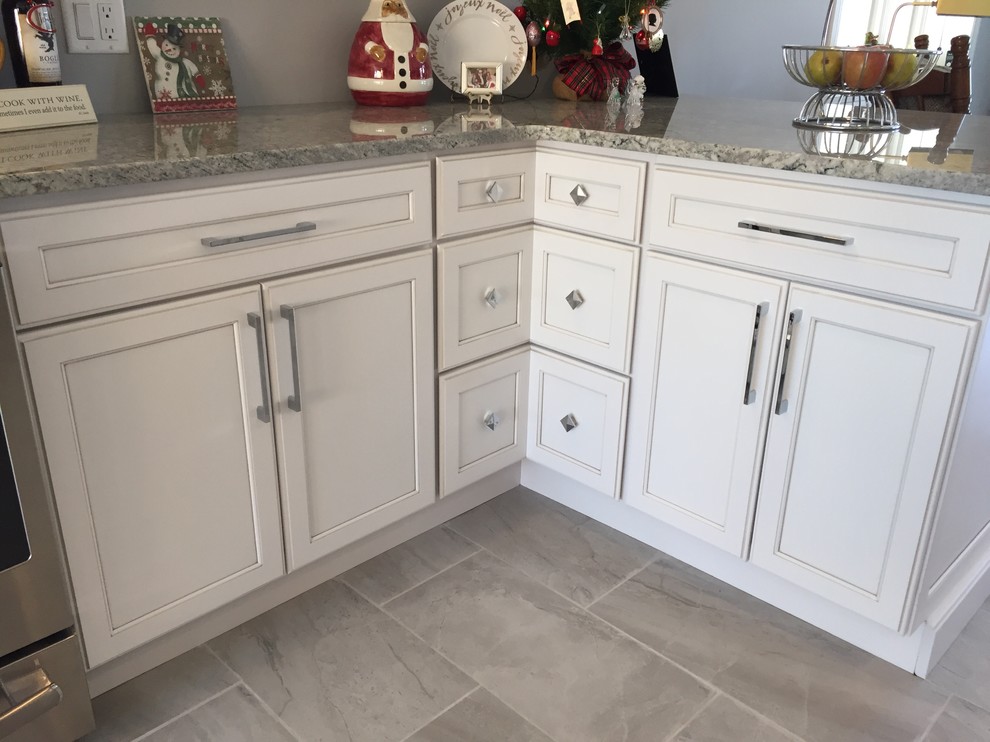 Exempel på ett stort klassiskt kök, med en undermonterad diskho, skåp i shakerstil, vita skåp, granitbänkskiva, rostfria vitvaror, klinkergolv i porslin och grått golv