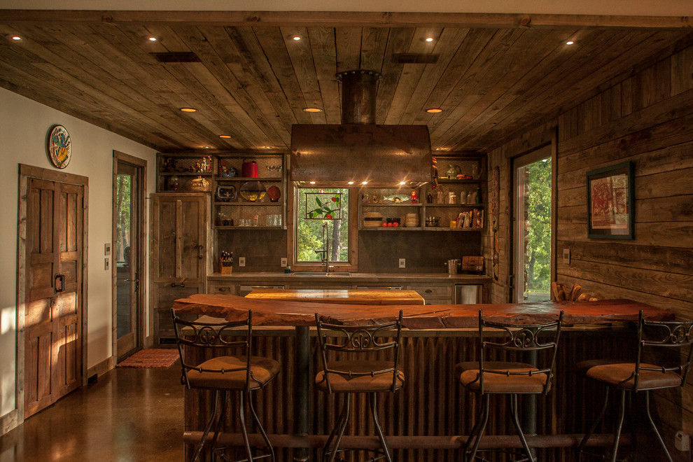 Стильный дизайн: параллельный домашний бар в стиле рустика с деревянной столешницей - последний тренд