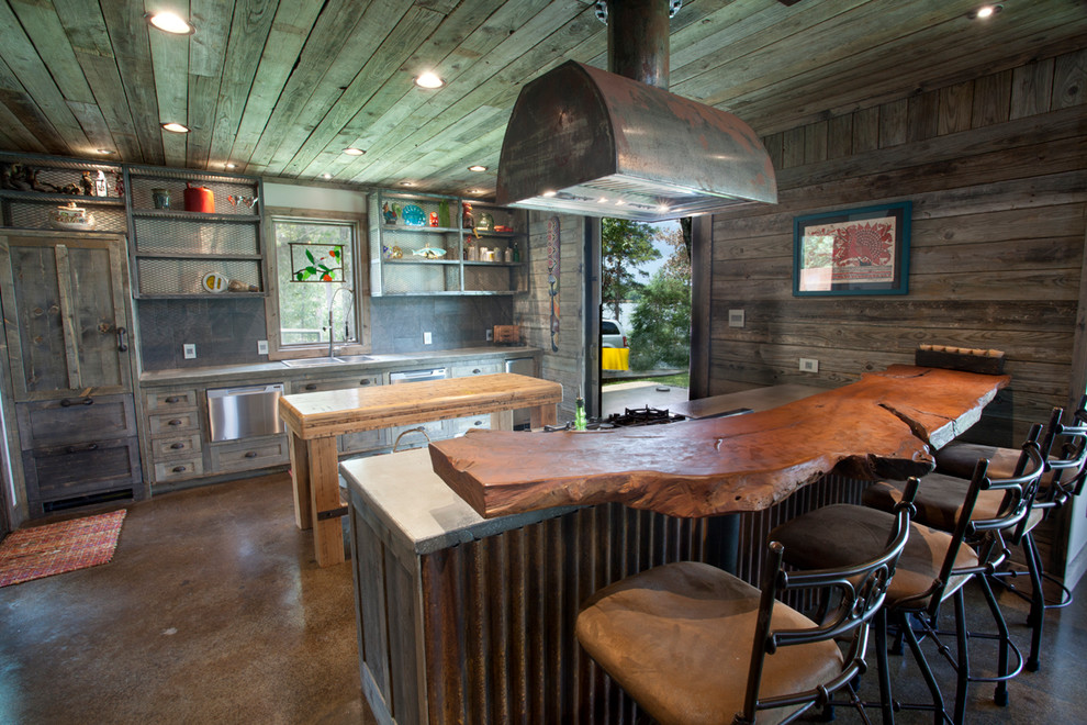 На фото: кухня в стиле фьюжн с накладной мойкой, серыми фасадами, столешницей из бетона, серым фартуком и бетонным полом