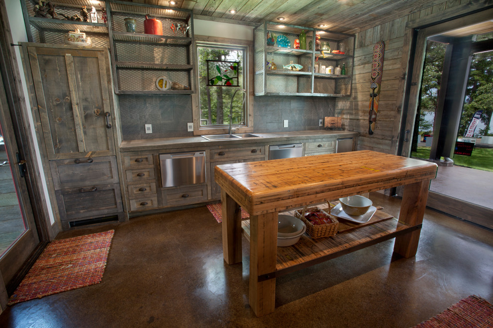 Diseño de cocina bohemia con fregadero encastrado, puertas de armario grises, encimera de cemento, salpicadero verde y suelo de cemento