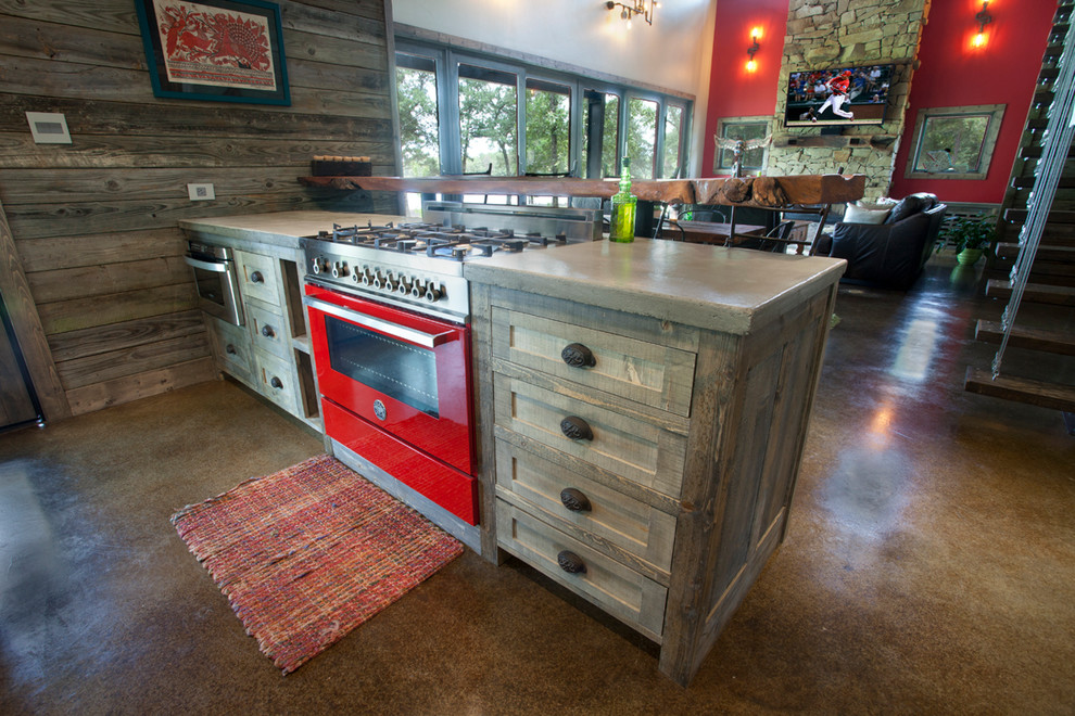 Stilmix Küche mit Einbauwaschbecken, grauen Schränken, Betonarbeitsplatte, Küchenrückwand in Grau und Betonboden in Dallas