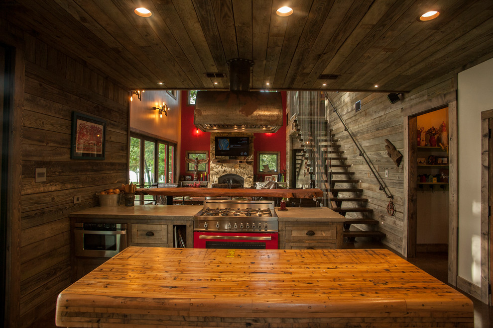 Offene Rustikale Küche mit hellbraunen Holzschränken, Arbeitsplatte aus Holz und bunten Elektrogeräten in Dallas