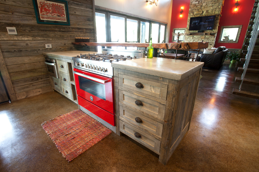На фото: кухня в стиле фьюжн с серыми фасадами, столешницей из бетона, серым фартуком и бетонным полом с