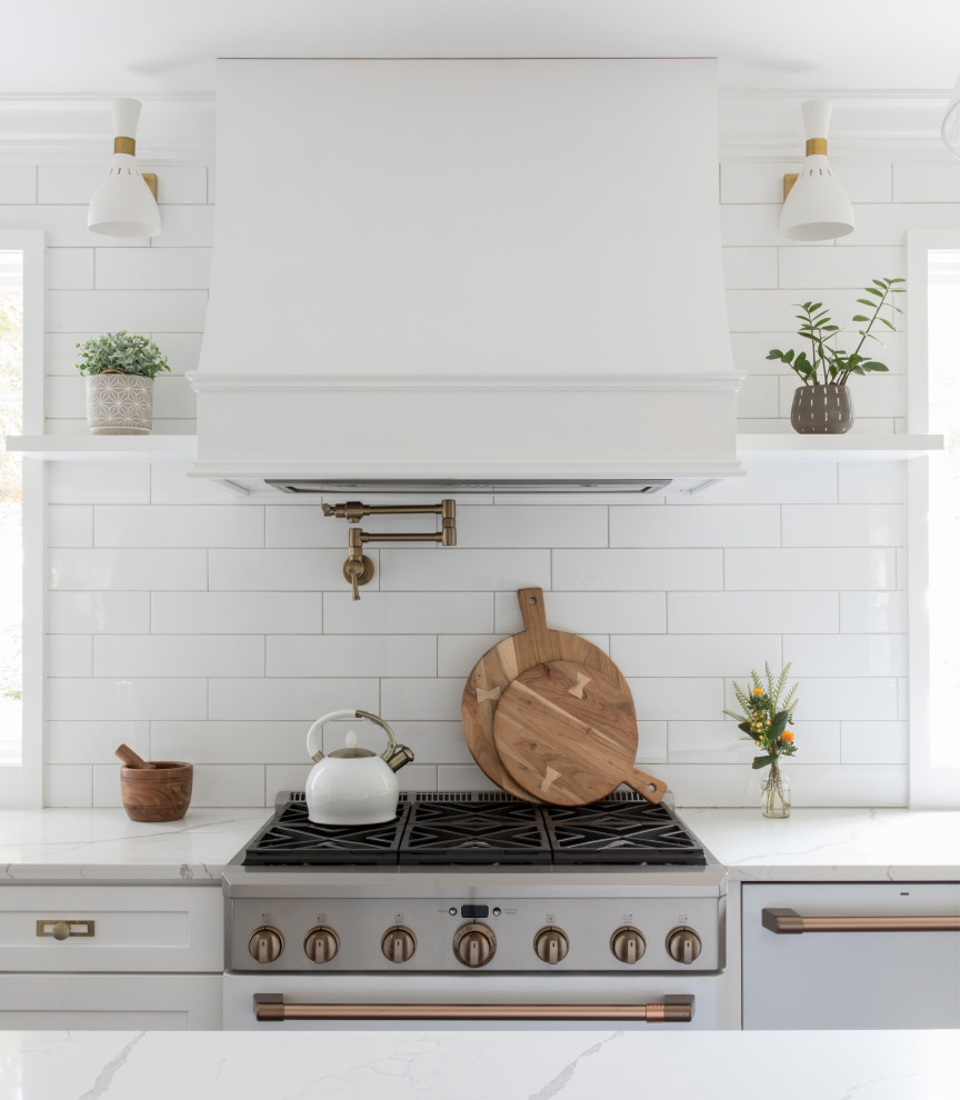 ニューヨークにある高級な中くらいなエクレクティックスタイルのおしゃれなキッチン (エプロンフロントシンク、シェーカースタイル扉のキャビネット、白いキャビネット、クオーツストーンカウンター、白いキッチンパネル、サブウェイタイルのキッチンパネル、白い調理設備、無垢フローリング、茶色い床、白いキッチンカウンター) の写真