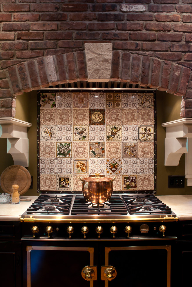 Bild på ett mellanstort rustikt linjärt kök och matrum, med en nedsänkt diskho, luckor med upphöjd panel, skåp i mörkt trä, granitbänkskiva, svart stänkskydd, stänkskydd i sten, rostfria vitvaror och mellanmörkt trägolv