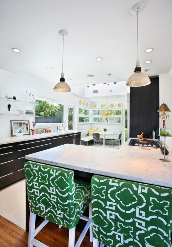 Moderne Küche mit flächenbündigen Schrankfronten und dunklen Holzschränken in Los Angeles