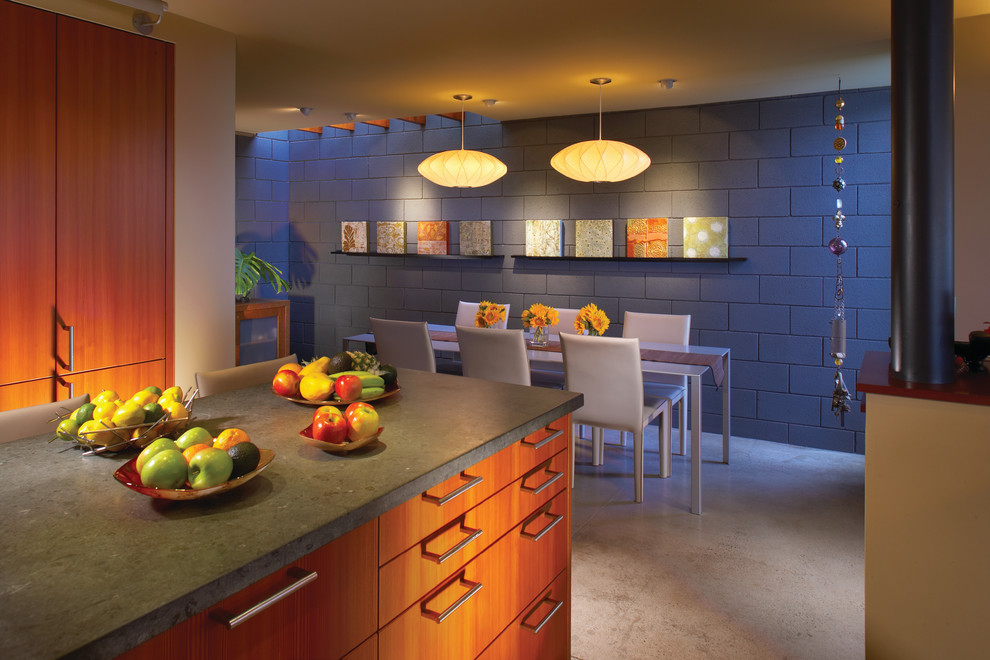 Moderne Wohnküche mit flächenbündigen Schrankfronten und hellbraunen Holzschränken in Orange County