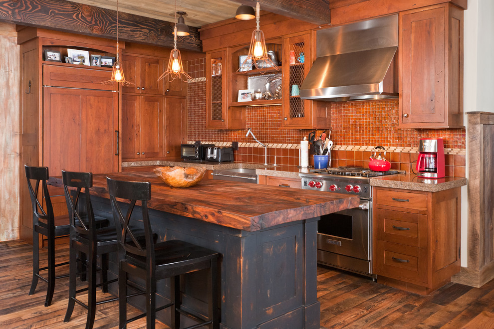 Zweizeilige Urige Küche mit Landhausspüle, Schrankfronten im Shaker-Stil, hellbraunen Holzschränken, Arbeitsplatte aus Holz, Rückwand aus Mosaikfliesen und Elektrogeräten mit Frontblende in Denver