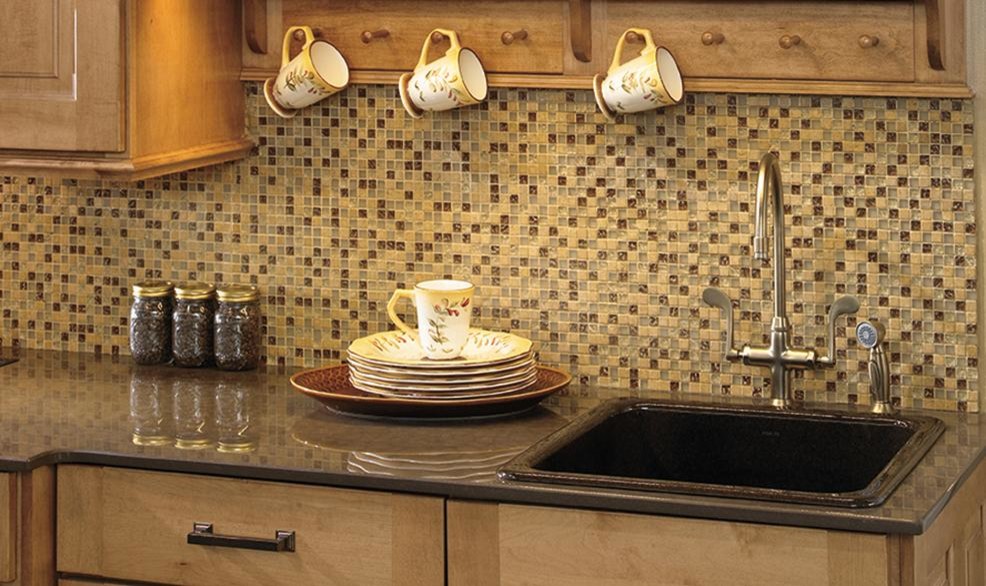 Klassische Küche mit Rückwand aus Mosaikfliesen in Sonstige