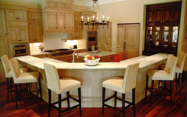Foto på ett mellanstort medelhavsstil linjärt kök och matrum, med en undermonterad diskho, luckor med upphöjd panel, skåp i ljust trä, marmorbänkskiva, vitt stänkskydd, rostfria vitvaror, mörkt trägolv och en halv köksö