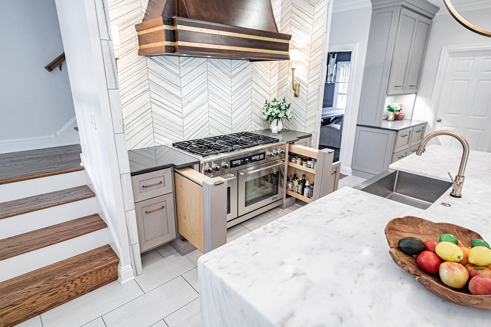 Modern inredning av ett stort flerfärgad flerfärgat u-kök, med en rustik diskho, grå skåp, marmorbänkskiva, grått stänkskydd, stänkskydd i marmor, rostfria vitvaror, klinkergolv i porslin, en köksö och grått golv