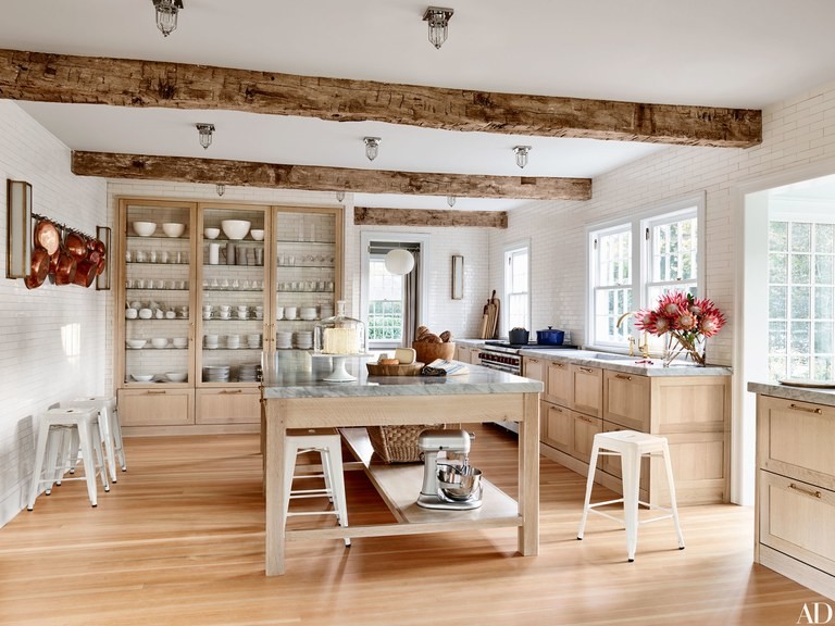 Eklektische Küche mit Marmor-Arbeitsplatte, Rückwand aus Keramikfliesen und braunem Holzboden in Birmingham