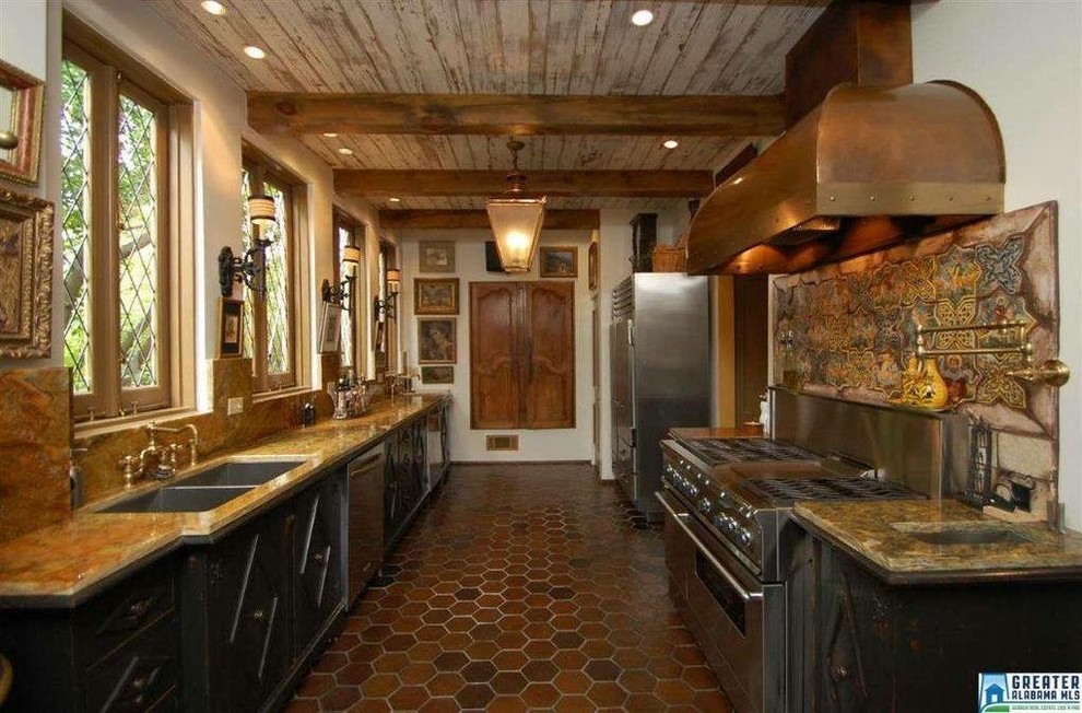 Пример оригинального дизайна: кухня в стиле рустика с гранитной столешницей и фартуком из каменной плиты