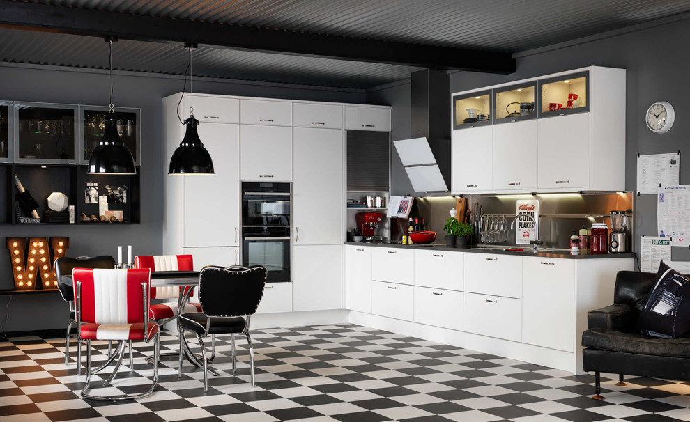 Ejemplo de cocina escandinava de tamaño medio con armarios con paneles lisos, salpicadero metalizado, electrodomésticos de acero inoxidable y suelo de linóleo
