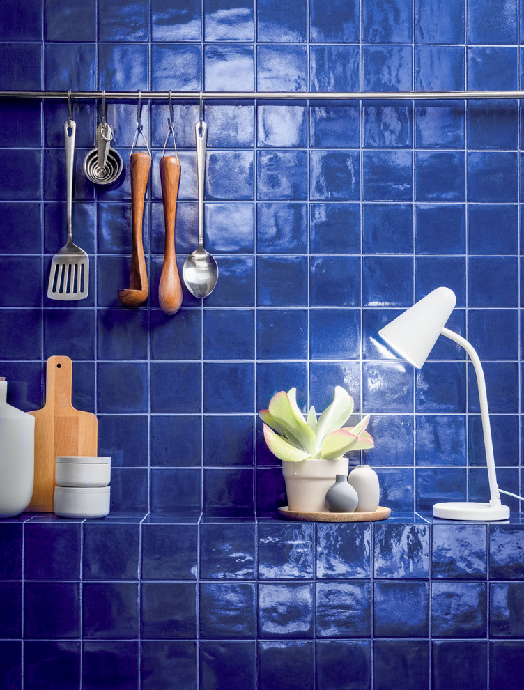 Modelo de cocina tropical de tamaño medio con encimera de azulejos, salpicadero azul, salpicadero de azulejos de cerámica y encimeras azules