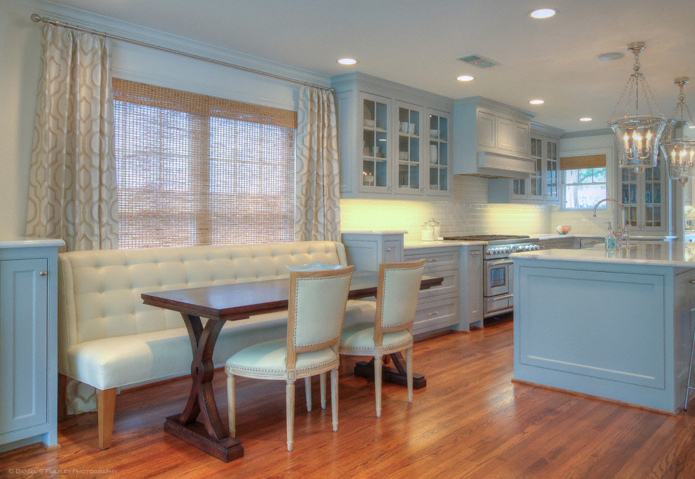 Exempel på ett stort klassiskt kök och matrum, med en rustik diskho, luckor med infälld panel, grå skåp, marmorbänkskiva, stänkskydd i tunnelbanekakel, rostfria vitvaror, mellanmörkt trägolv och en köksö