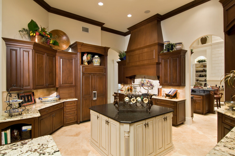 マイアミにあるトロピカルスタイルのおしゃれな独立型キッチン (レイズドパネル扉のキャビネット、濃色木目調キャビネット、ベージュキッチンパネル、パネルと同色の調理設備) の写真