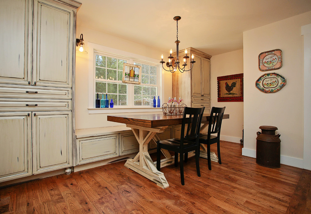 Idéer för ett klassiskt kök och matrum, med luckor med upphöjd panel och skåp i slitet trä