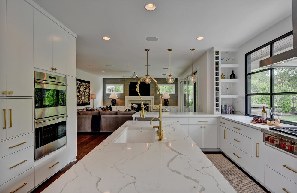 Ispirazione per una cucina moderna di medie dimensioni con lavello sottopiano, ante lisce, ante bianche, top in quarzite, paraspruzzi bianco, pavimento in legno massello medio e pavimento marrone