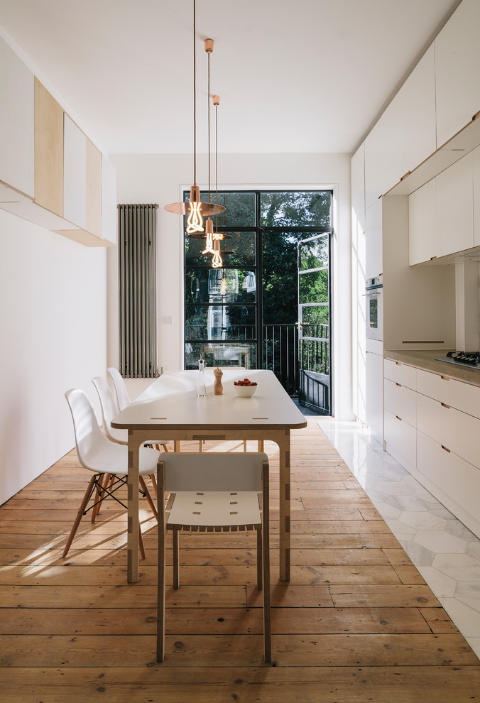 Источник вдохновения для домашнего уюта: прямая кухня в скандинавском стиле с обеденным столом, плоскими фасадами, белыми фасадами, деревянной столешницей, паркетным полом среднего тона и окном