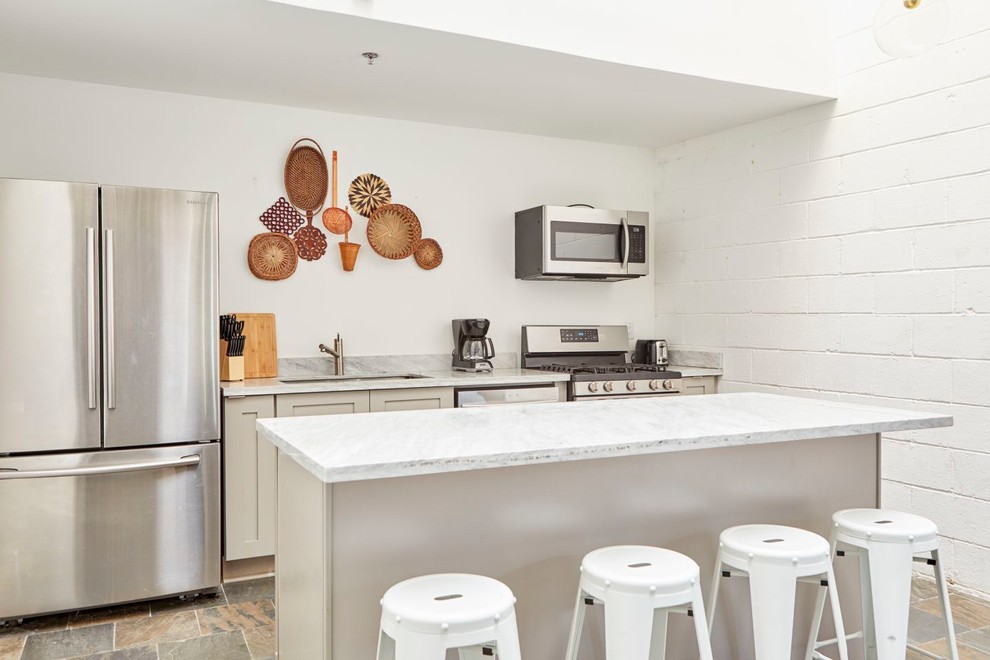 Esempio di una grande cucina contemporanea con ante in stile shaker, ante grigie, top in marmo, elettrodomestici in acciaio inossidabile, pavimento in ardesia, pavimento grigio, top bianco e lavello sottopiano