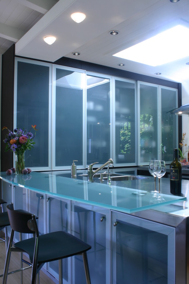Свежая идея для дизайна: кухня в современном стиле с стеклянной столешницей, бирюзовой столешницей и барной стойкой - отличное фото интерьера