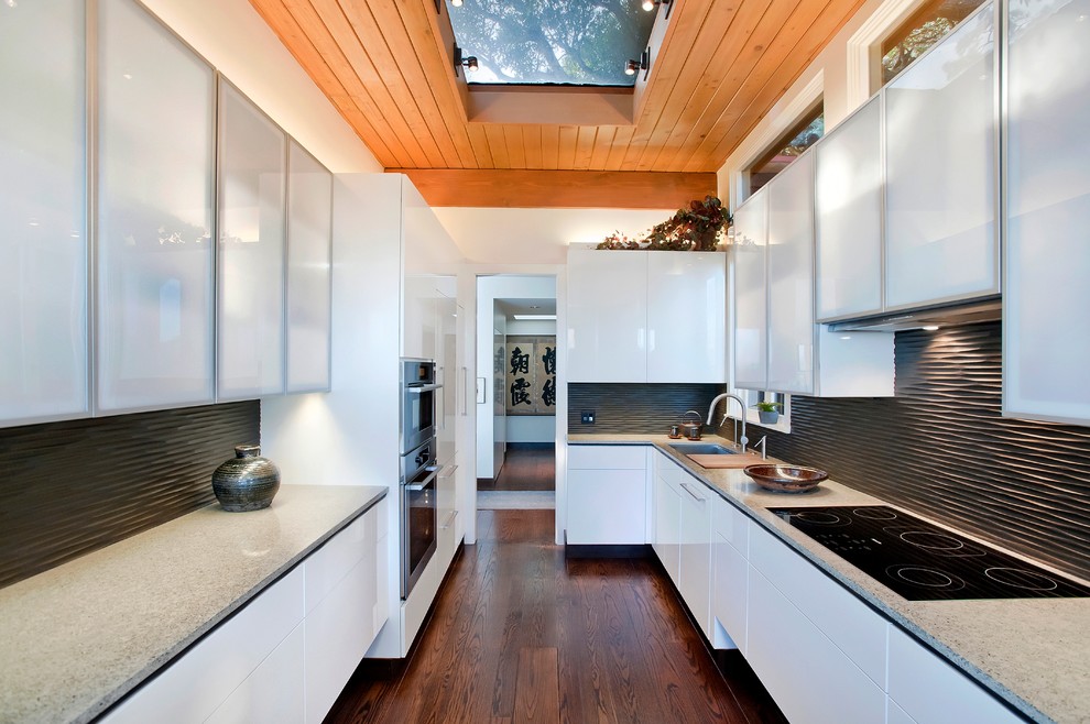 Идея дизайна: параллельная, отдельная кухня в восточном стиле с столешницей из бетона