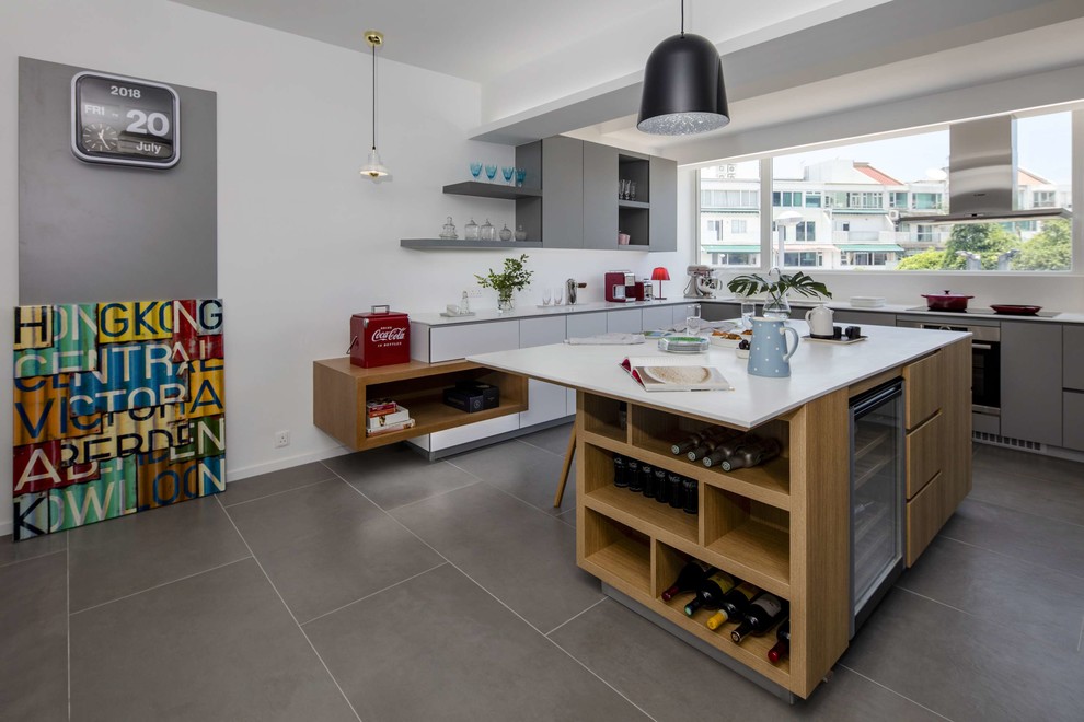 Moderne Küche in L-Form mit Unterbauwaschbecken, flächenbündigen Schrankfronten, grauen Schränken, Küchenrückwand in Weiß, Küchengeräten aus Edelstahl, Kücheninsel, grauem Boden und weißer Arbeitsplatte in Hongkong