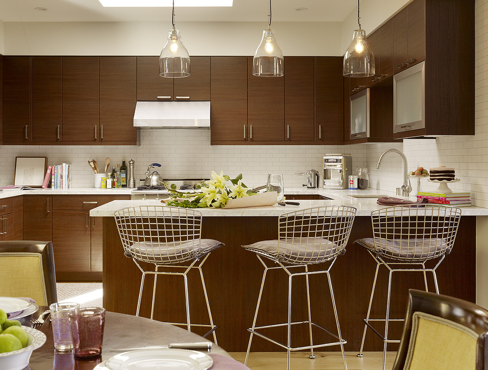 Moderne Küchenbar mit flächenbündigen Schrankfronten, dunklen Holzschränken, Quarzwerkstein-Arbeitsplatte, Küchenrückwand in Weiß und Rückwand aus Metrofliesen in San Francisco