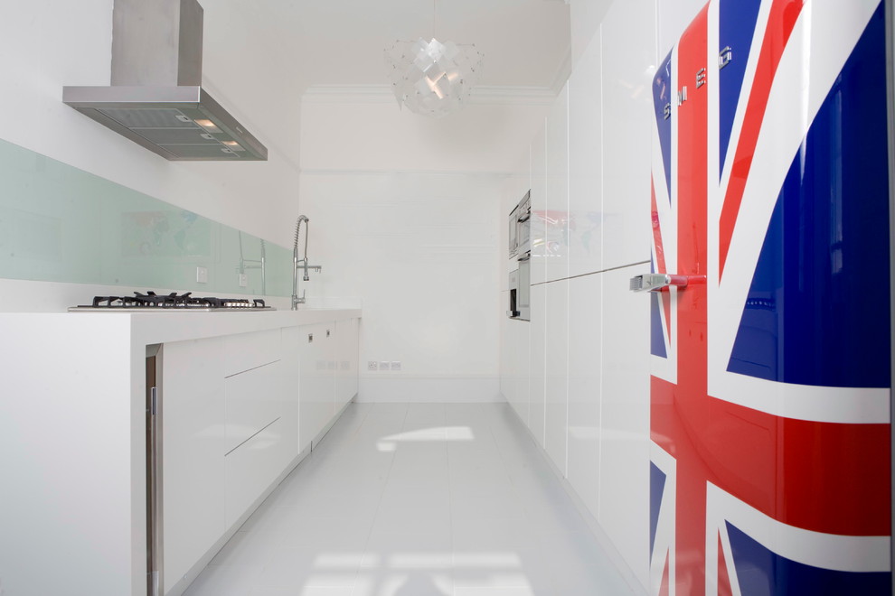 ロンドンにあるモダンスタイルのおしゃれなII型キッチン (フラットパネル扉のキャビネット、白いキャビネット、ガラス板のキッチンパネル) の写真