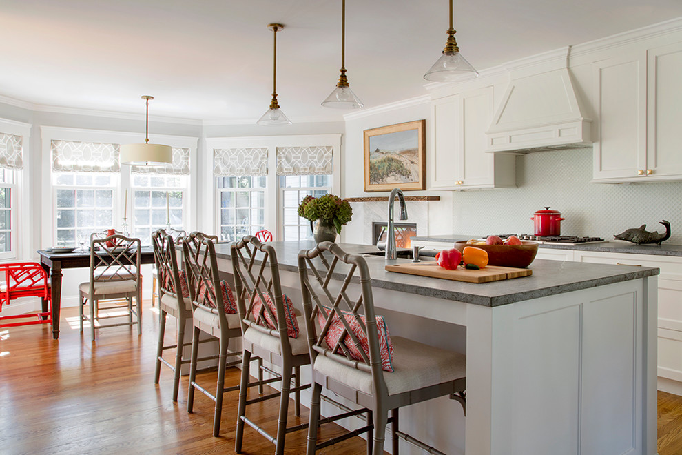 Maritime Wohnküche mit Schrankfronten im Shaker-Stil, weißen Schränken, Küchenrückwand in Weiß, braunem Holzboden, Kücheninsel und braunem Boden in Boston