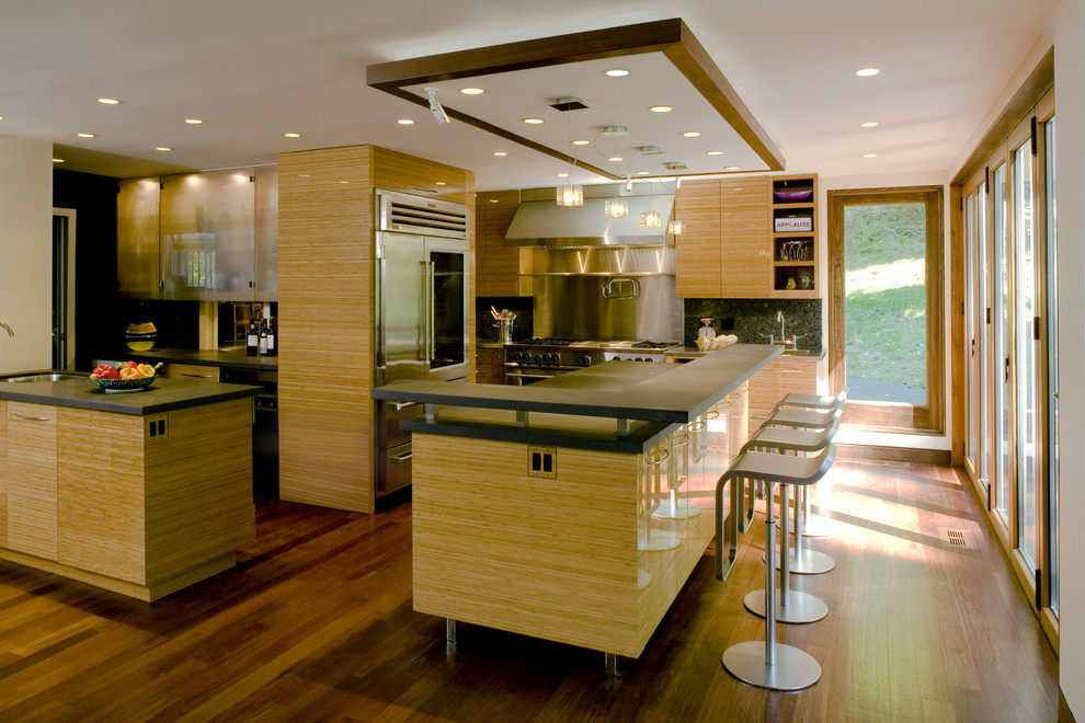 Foto di una cucina moderna con elettrodomestici in acciaio inossidabile