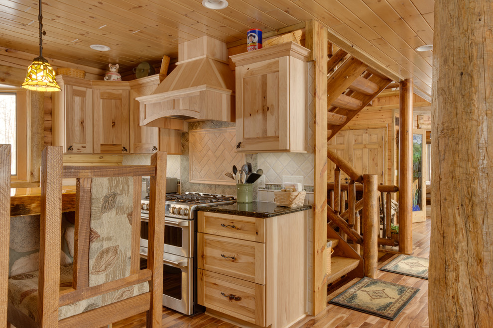 Foto på ett mellanstort rustikt kök, med en undermonterad diskho, skåp i shakerstil, skåp i ljust trä, granitbänkskiva, brunt stänkskydd, rostfria vitvaror och mellanmörkt trägolv