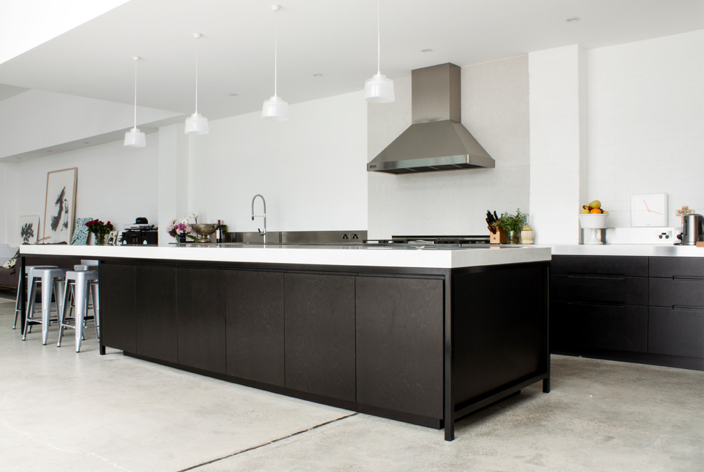 Esempio di un'ampia cucina moderna con ante in legno bruno, top in quarzo composito, paraspruzzi con piastrelle di metallo, elettrodomestici in acciaio inossidabile e pavimento in cemento