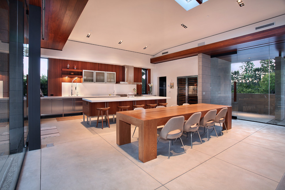 Cette image montre une cuisine américaine parallèle design en bois brun avec un placard à porte plane.