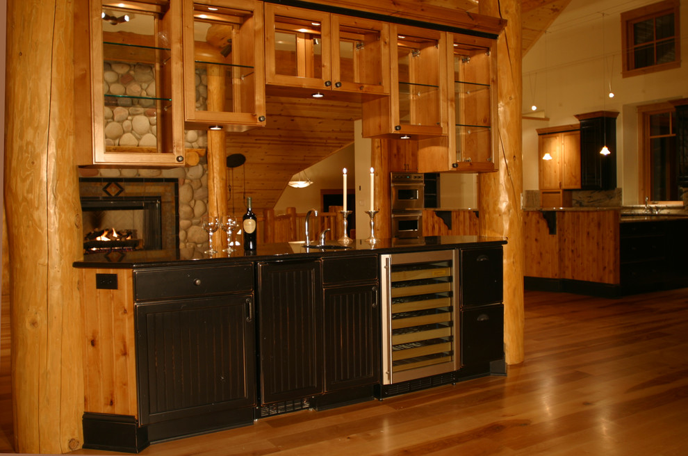 Exempel på ett stort rustikt kök, med luckor med infälld panel, skåp i slitet trä, granitbänkskiva, flerfärgad stänkskydd, stänkskydd i sten, integrerade vitvaror, mellanmörkt trägolv och en köksö